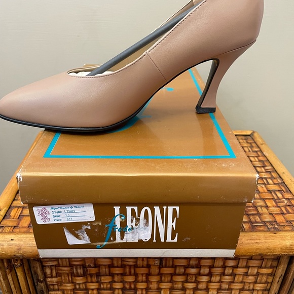 Taupe Shoe by Frederick Leone size 8 - Picture 3 of 6